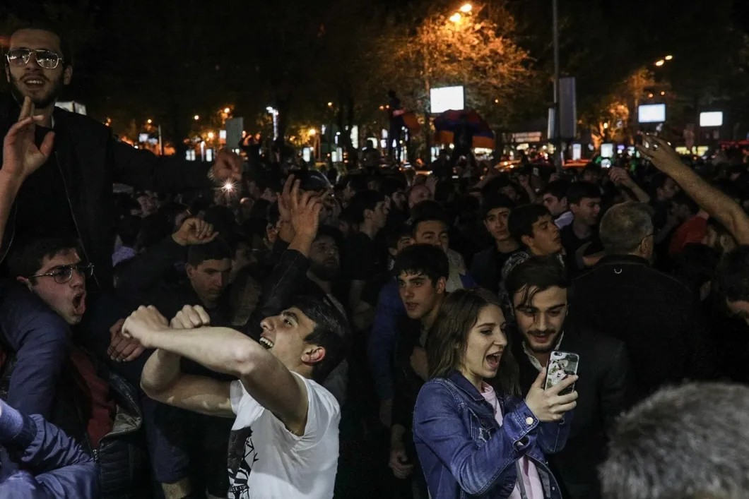 Гуляния в Ереване в день отставки Сержа Саргсяна. Фото: Влад Докшин / «Новая газета»
