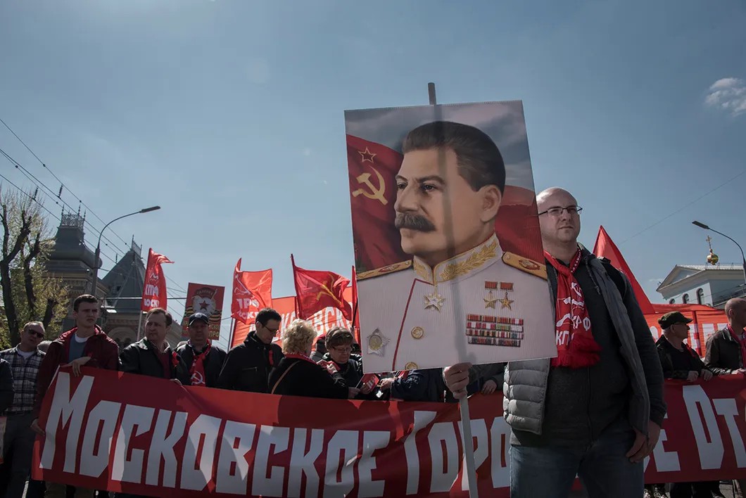 Коммунисты шли с изображениями Сталина и Ленина. Фото: Виктория Одиссонова / «Новая газета»