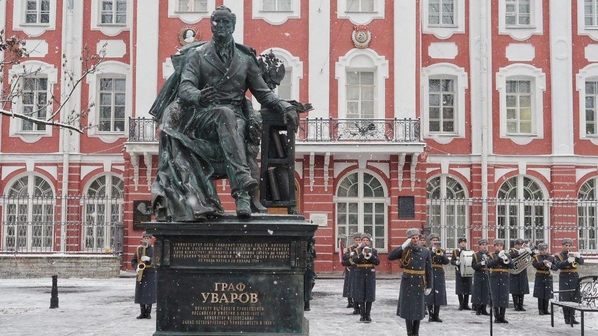 Ну какое «самодержавие»? И какая «народность»?