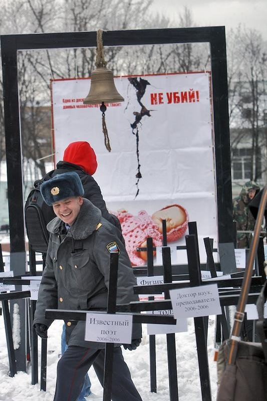 2008 год, Москва. Акция активистов движения «НАШИ» против абортов. Фото: Алексей Куденко / Коммерсантъ