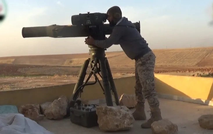 Сирийский боевик выбирает цель для противотанкового комплекса BGM-71 TOW производства США. Кадр: Youtube