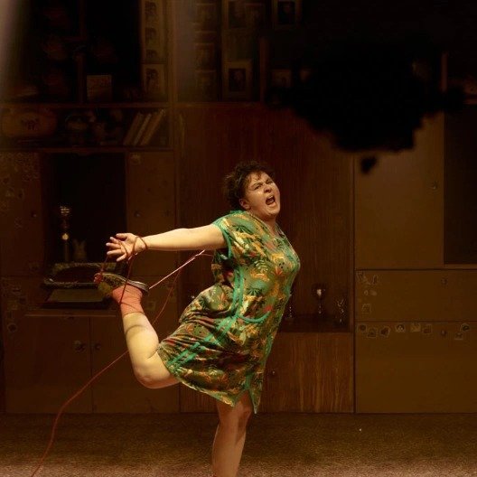 Сцена из спектакля «Мать». Фото: vnutri-space.ru