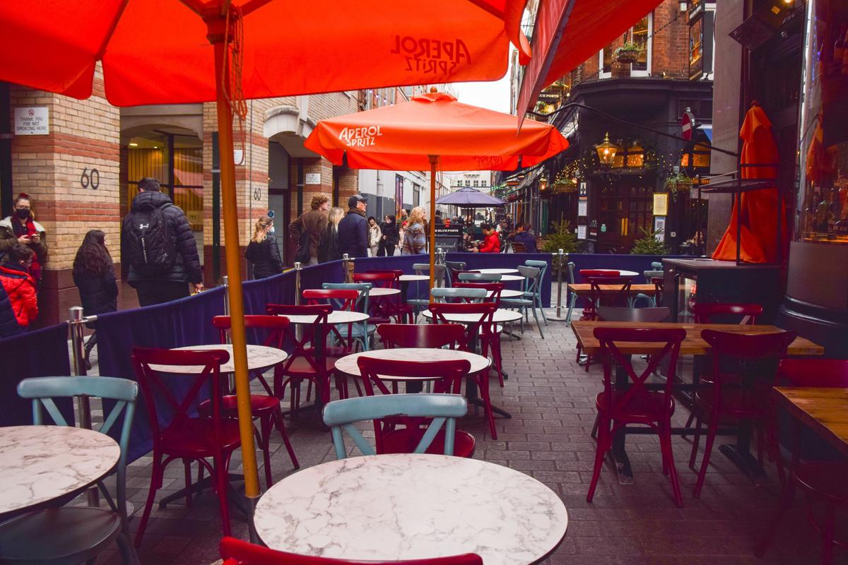 Пустой ресторан в районе Сохо, Лондон. Фото: Vuk Valcic / SOPA Images / LightRocket via Getty Images