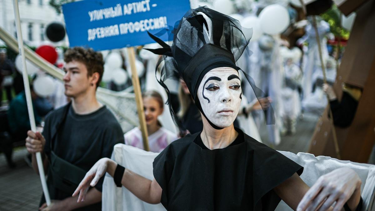 Робин Гуд, раздающий искусство