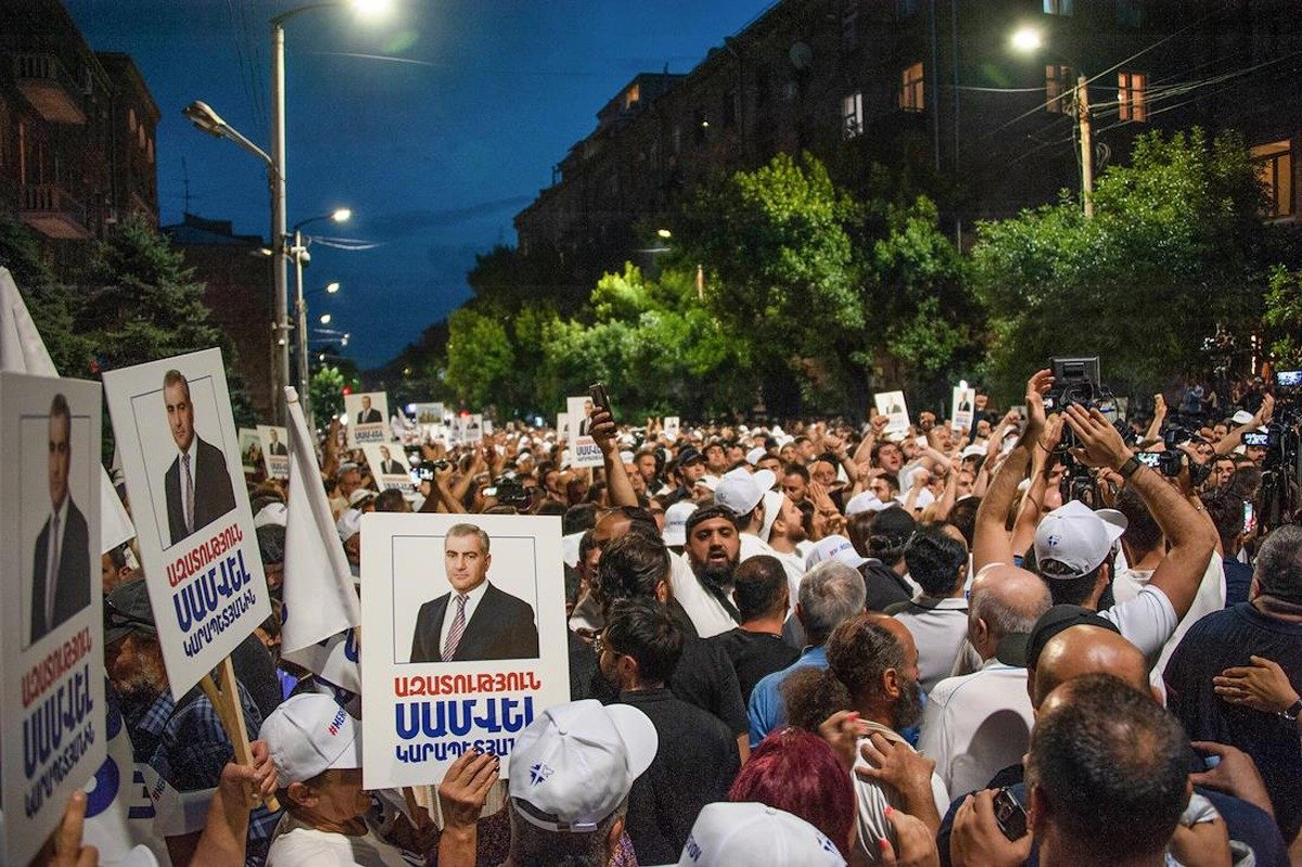 Акция в Ереване в поддержку арестованного Самвела Карапетяна, июль 2025 года. Фото: Александр Чернышевский / Коммерсантъ