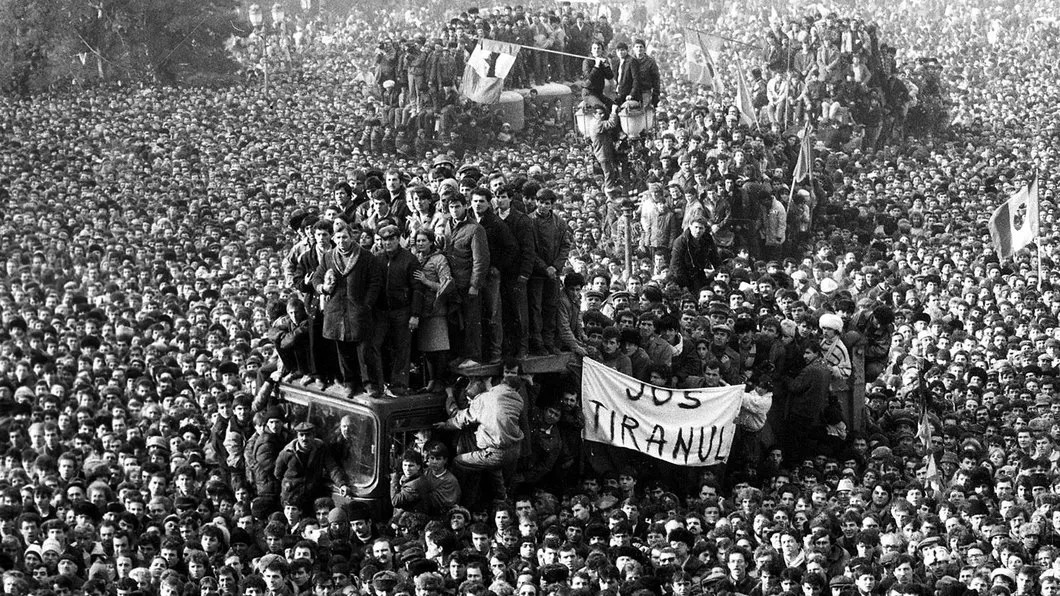 Демонстранты перед штаб-квартирой Румынской компартии в Бухаресте во время антикоммунистической революции 1989 года. Фото: Reuters