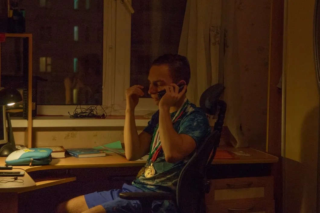 Максим разговаривает с Даней, лучшим другом, по телефону. Фото: Светлана Виданова — специально для «Новой»