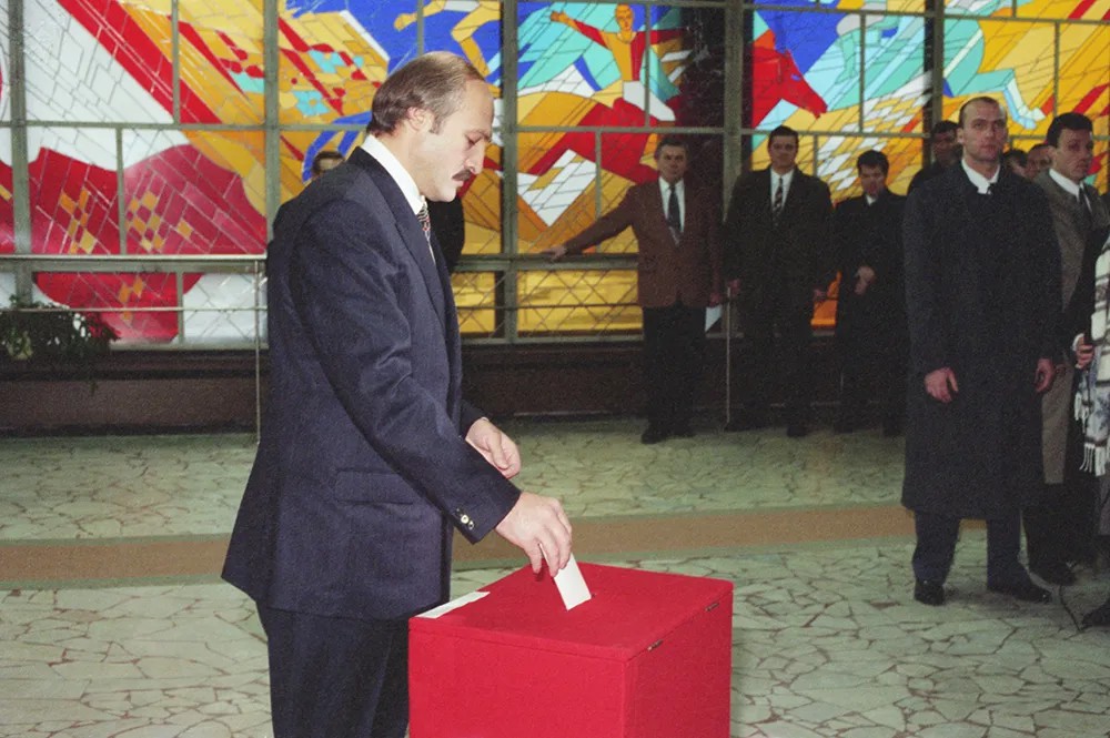 1996 год. Президент республики Белоруссия Александр Лукашенко на избирательном участке. Фото: Виктор Толочко / ТАСС