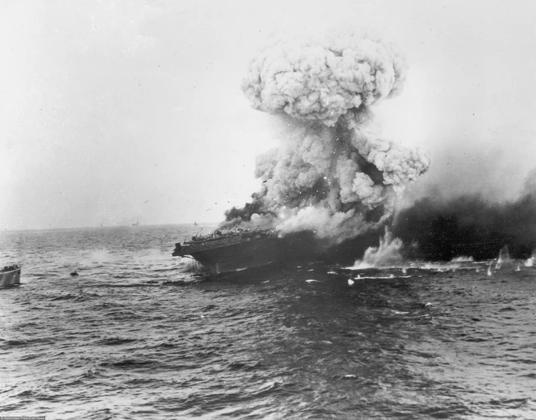 Авианосец ВМС США «Лексингтон» после японской бомбежки. Битва на Коралловом море. Июнь 1942 года. Фото: ASSOCIATED PRESS / FOTOLINK
