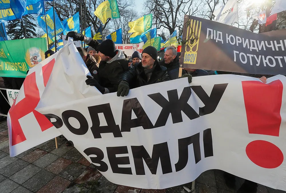 Акция протеста в Киеве 6 февраля против земельной реформы. Фото: Сергей Долженко / EPA-EFE