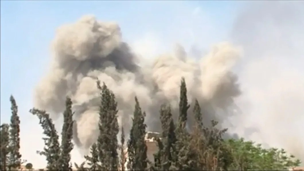 Авиаудар по городу Дума в Восточной Гуте, Сирия. Скриншот Reuters