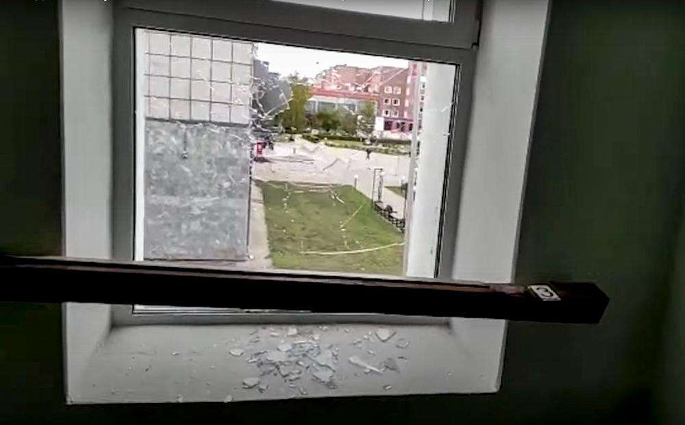 Разбитое окно в здании ПГНИУ. Фото: ЕРА