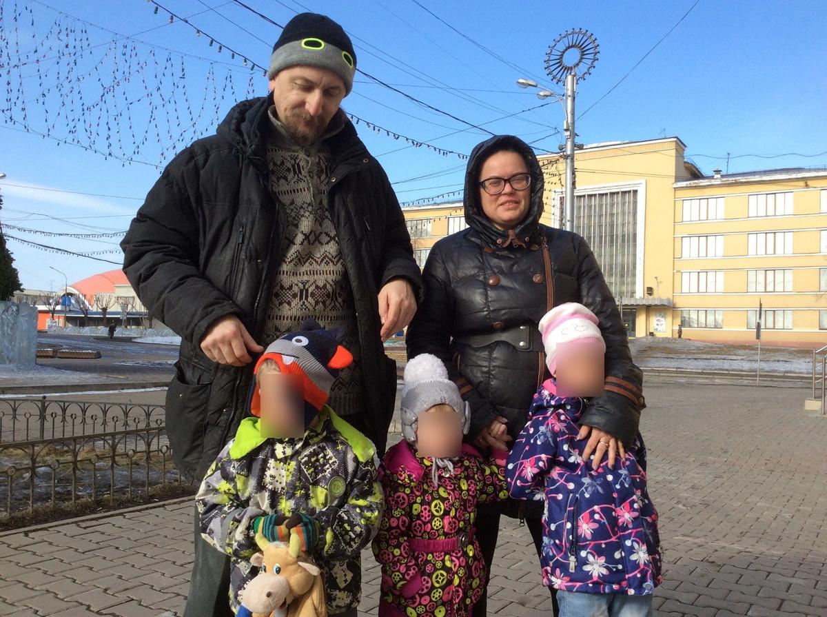 Колесниковы с младшими детьми, 2019 год, Красноярск. Фото: Алексей Тарасов / «Новая газета»