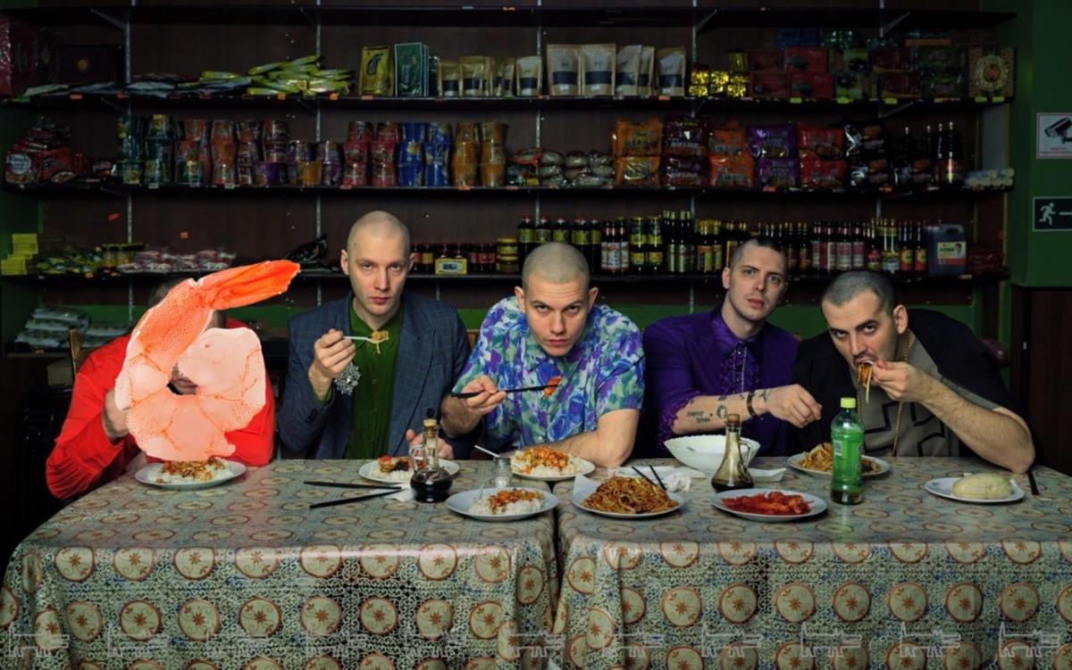 «Будьте хотя бы честными и радикальными, как искусство, ведь быть классными, как паста с морепродуктами, человеку не дано». Фото: социальные сети группы