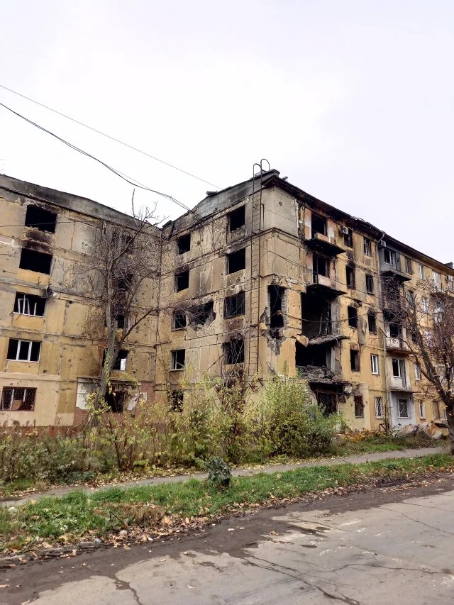 Разрушенное здание в Мариуполе. Фото: Сергей Рысев / @donotwake