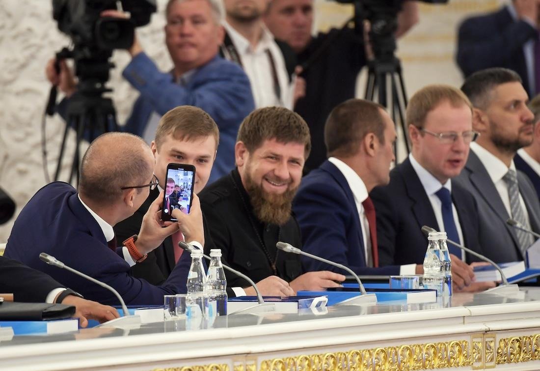 Заседание Госсовета по вопросам развития сети автомобильных дорог. Слева направо: Александр Бречалов, Валентин Коновалов и Рамзан Кадыров перед началом заседания. Фото: Дмитрий Азаров / Коммерсантъ
