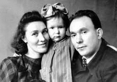 Александр Яковлев с женой Ниной и дочерью Наташей. Фото из архива