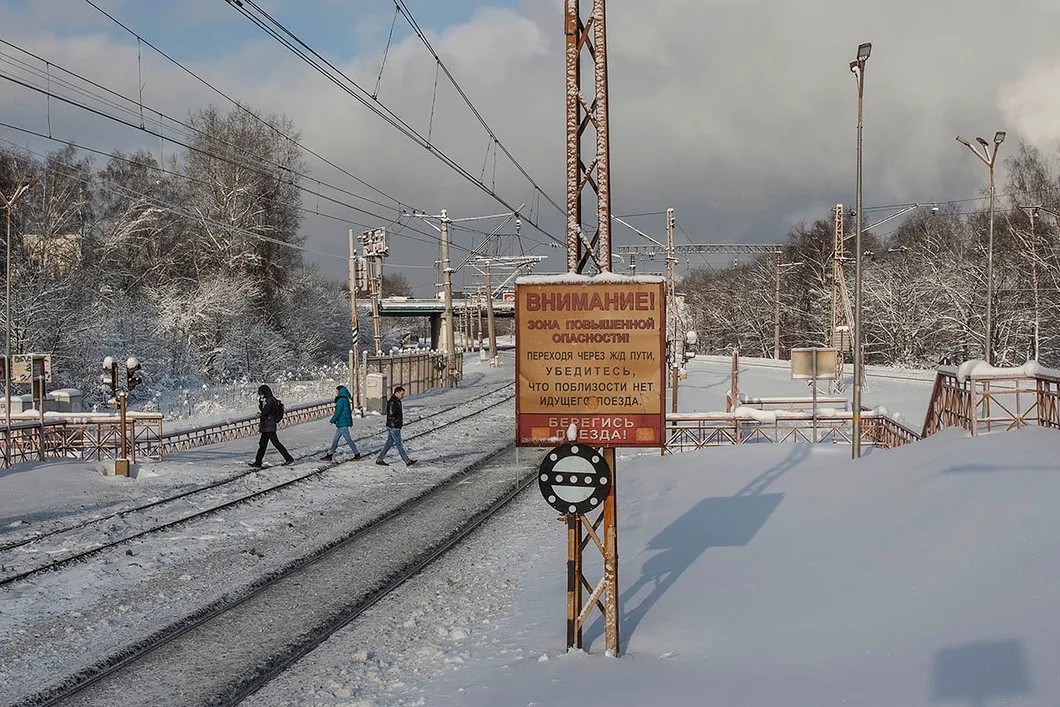 Переход по путям на подмосковной станции Битца. Фото: Влад Докшин / «Новая газета»