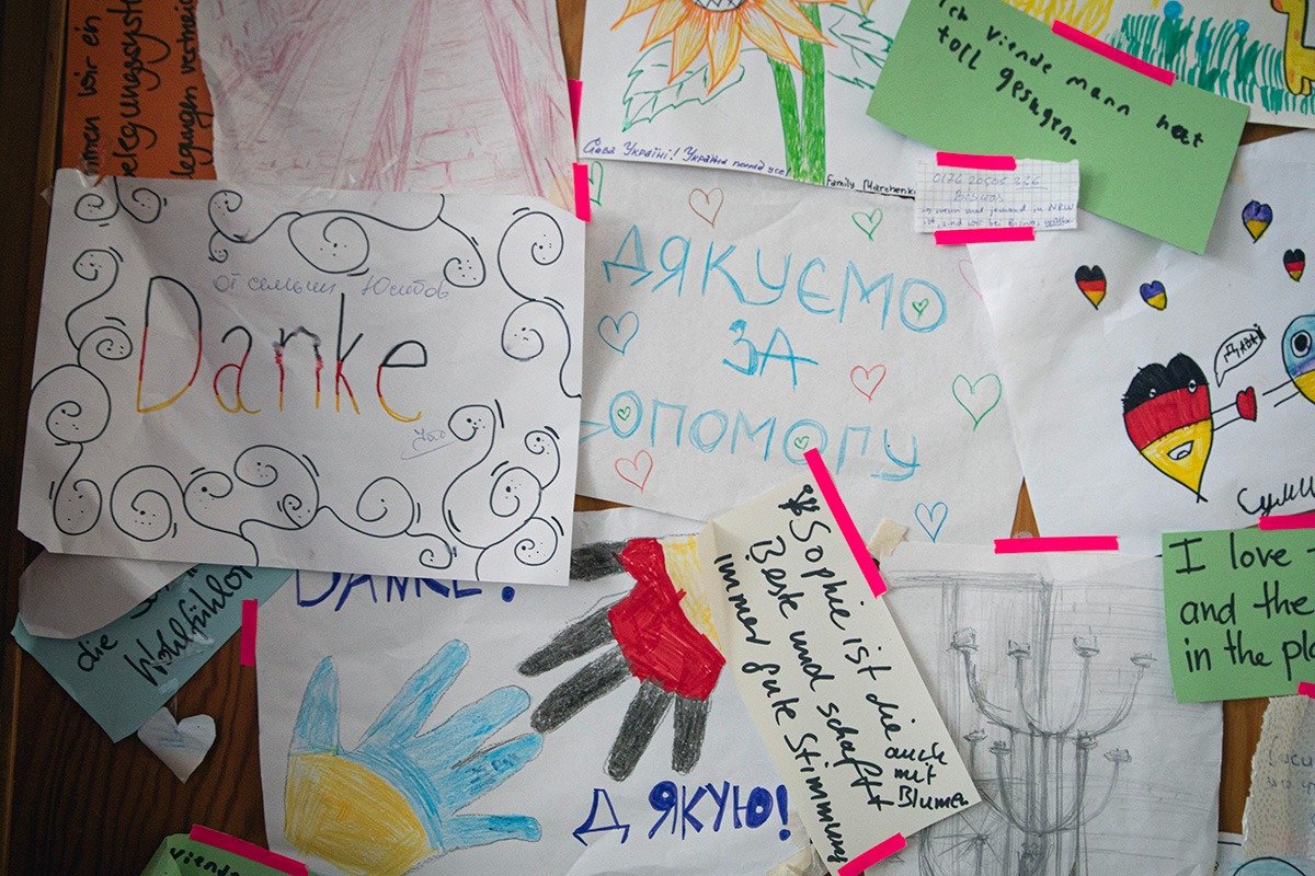 Письма беженцев в волонтерском центре помощи «Межкультурный дом Шененеберг». Фото: Влад Докшин