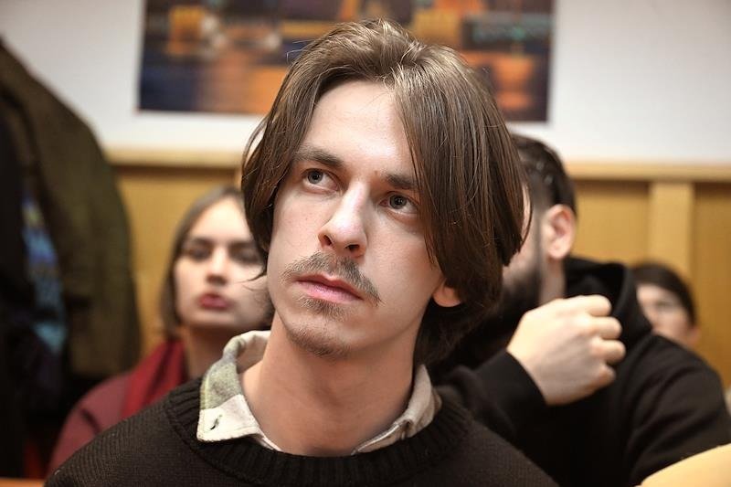 Прямо в автозаке Саша успел сделать Наоко предложение. Фото: Андрей Бок / Коммерсантъ