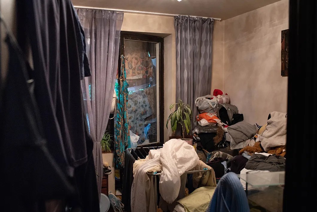 Комната в квартире Маргариты после потопа: сушатся одежда и книги. Фото: Виктория Одиссонова / «Новая газета»