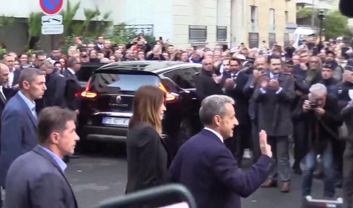 Николя Саркози с Карлой Бруни вышли к сторонникам, сейчас экс-президент один уедет в тюрьму Санте. Кадр из видео