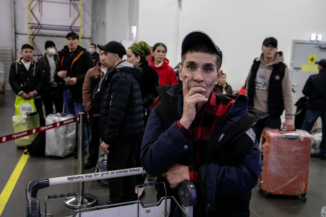 Migrants in Zhukovsky International Airport waiting for their flight back home. Photo: Vlad Dokshin / Novaya Gazeta