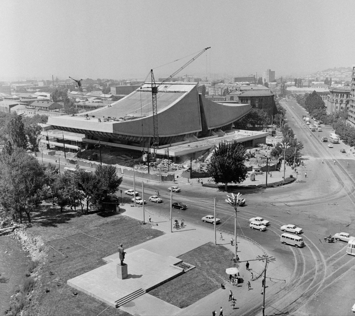 1974 год. Строящийся кинотеатр «Россия». Теперь это торговый центр «Россия Молл». Фото: Немрут Багдасарян / Фотохроника ТАСС