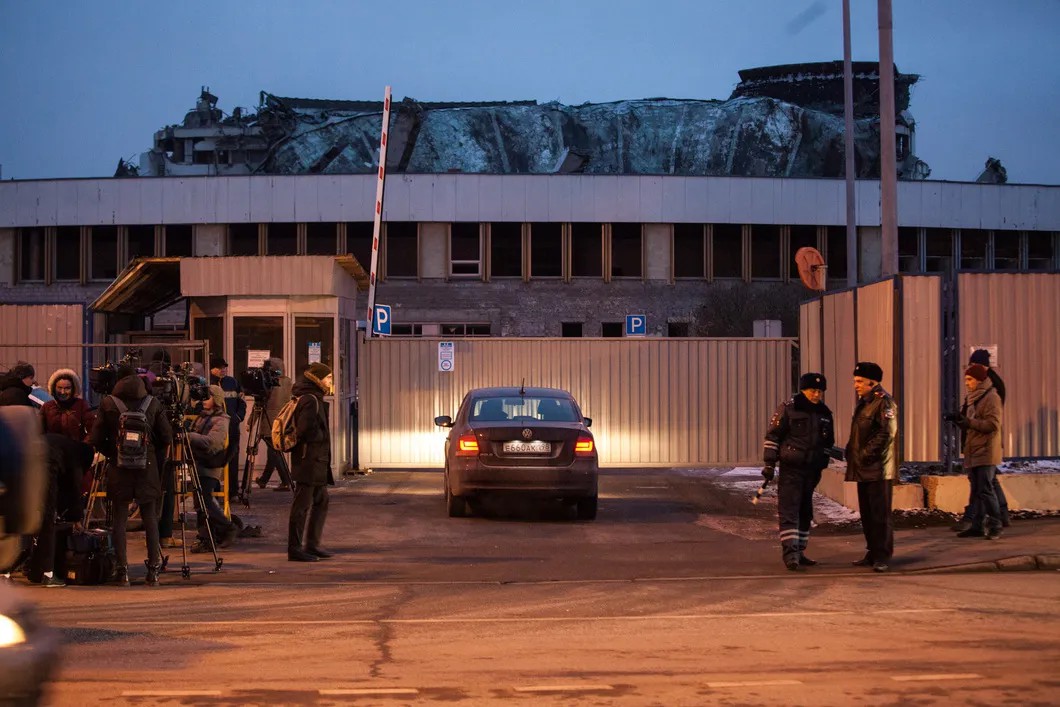 Возле проходной дежурят сотрудники СМИ и полиция. Фото: Елена Лукьянова / «Новая газета»