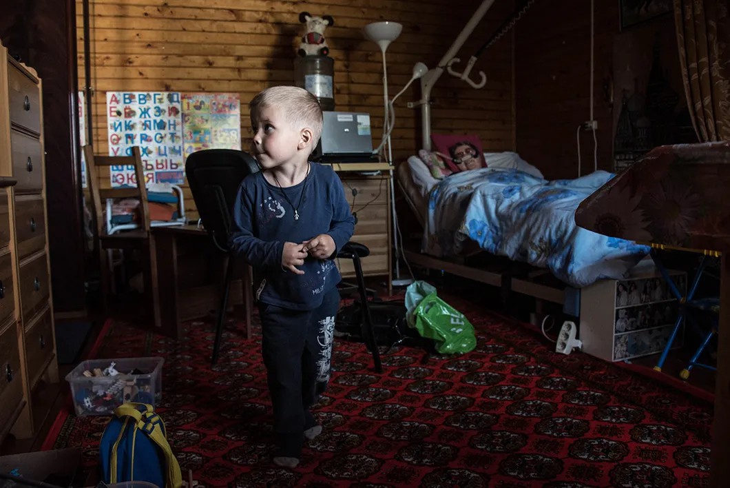 Внук Артем танцует под песню группы «Грибы» у бабушки в комнате. Фото: Виктория Одиссонова / «Новая газета»