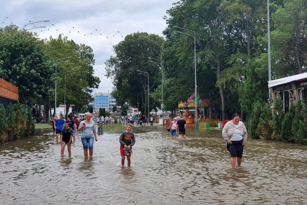 Люди на одной из затопленных улиц Анапы. Фото: Зоя Балашова / ТАСС