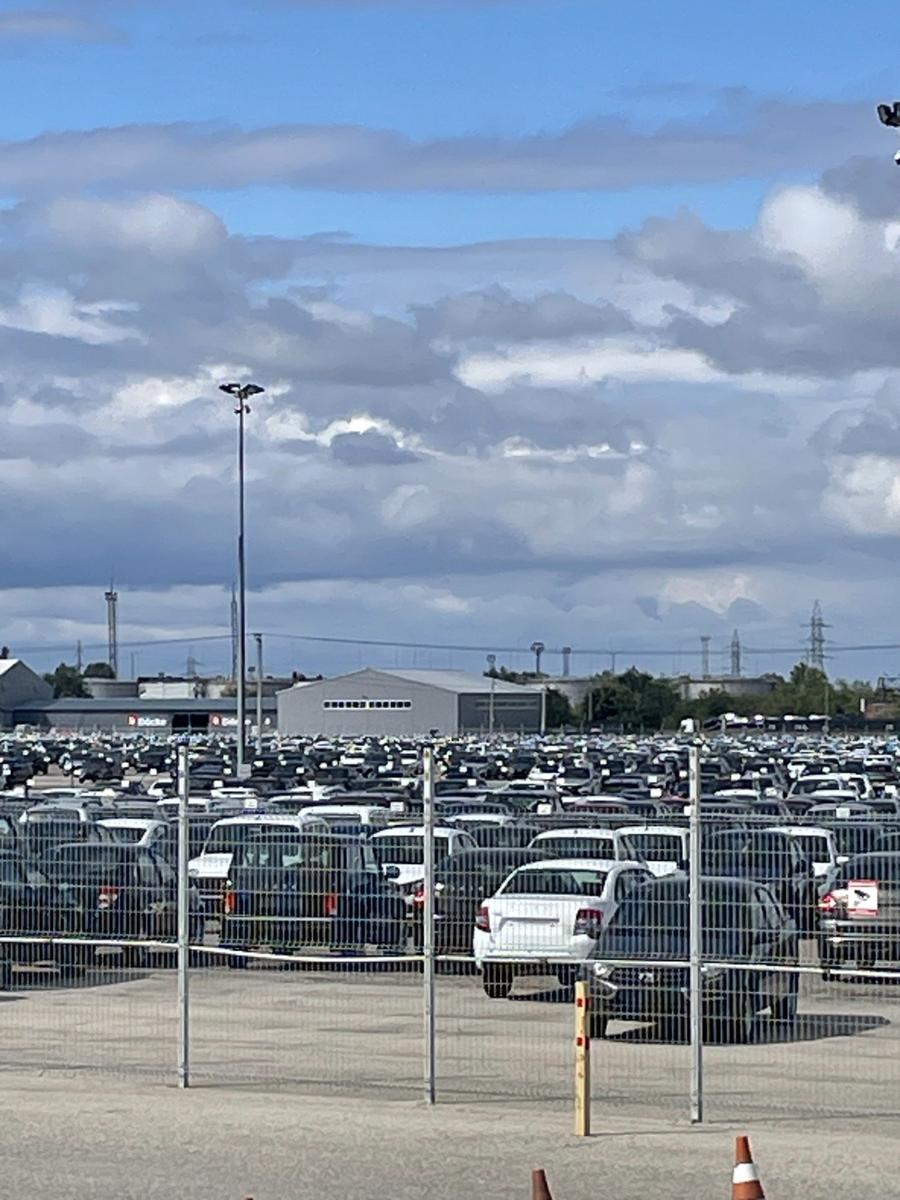 Парковка для сотрудников завода. Фото: Ольга Путилова