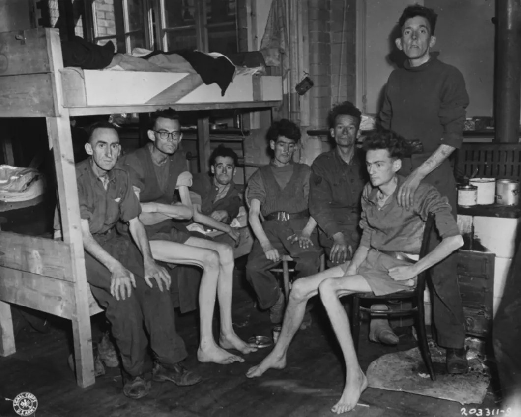 Освобожденные британские военнопленные, находившиеся в немецком плену пять лет. Апрель, 1945. Фото: waralbum.ru