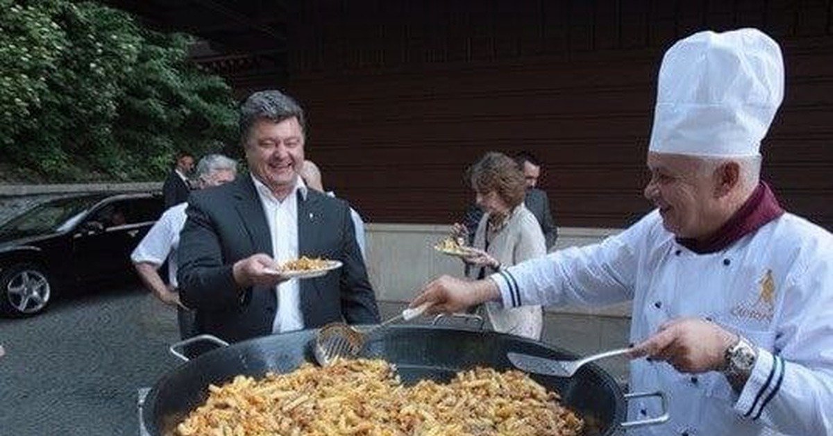 Дмитрий Киселев кормит Петра Порошенко. Фото: соцсети