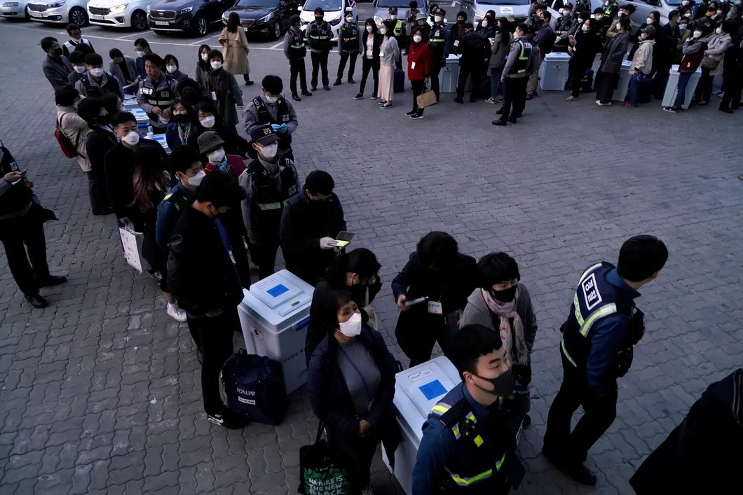 Очередь в избирательный участок, Южная Корея. Фото: Reuters