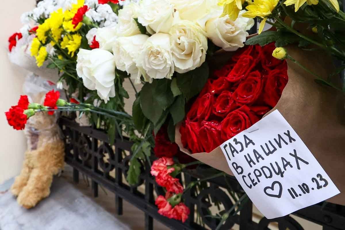 Стихийный мемориал у посольства Палестины в Москве. Фото: Саша Савельева / ТАСС