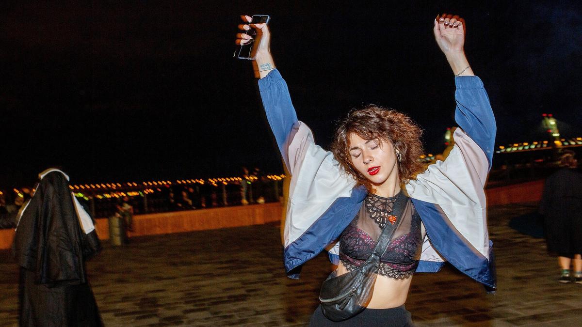 «И треснул мир напополам, дымит разлом»