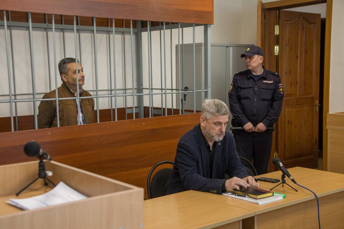 Лев Шлосберг и адвокат Владимир Данилов во время судебного заседания, 11 июня 2025 года. Фото: Алексей Душутин / «Новая газета»