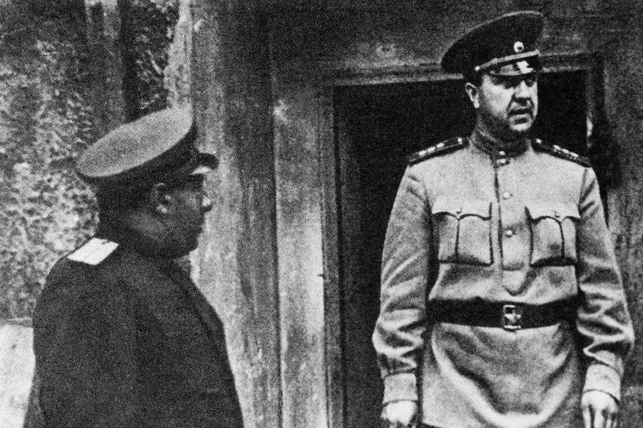 Начальник СМЕРШ Виктор Абакумов на фронте. 1945 год. Фото: Фотохроника ТАСС