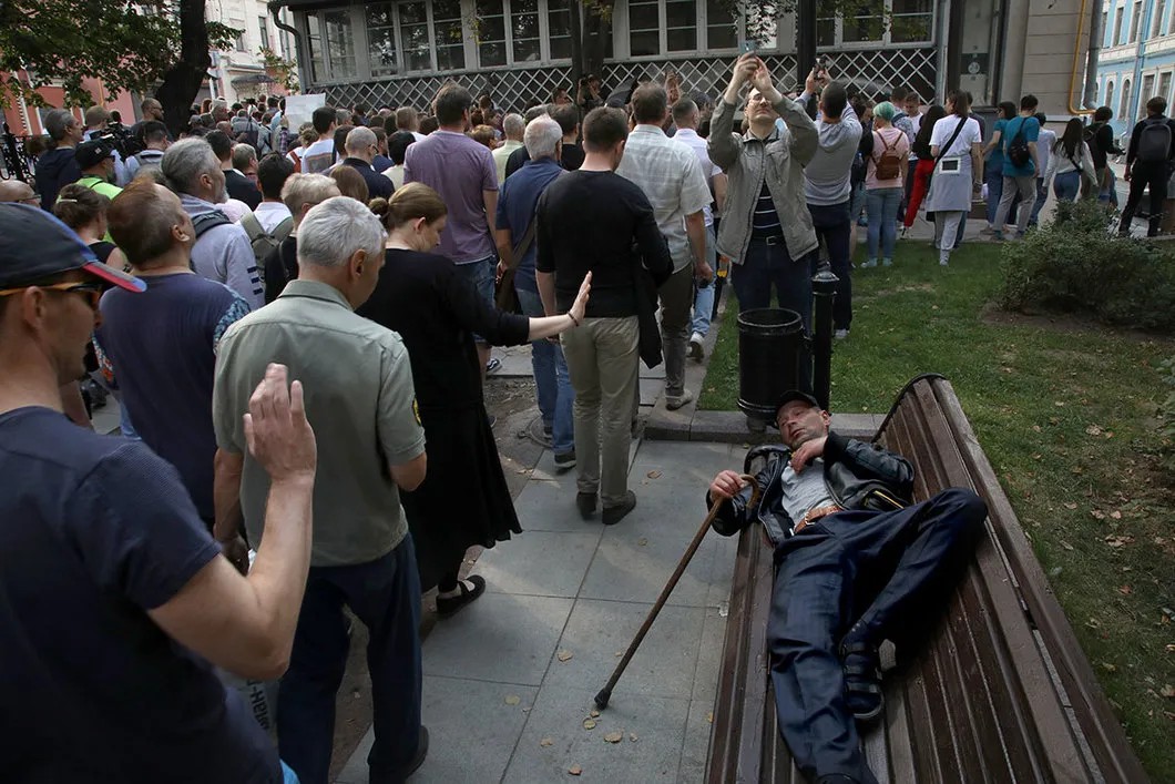 Прогуливающиеся приветствуют московского бездомного. Фото: Анна Артемьева / «Новая газета»