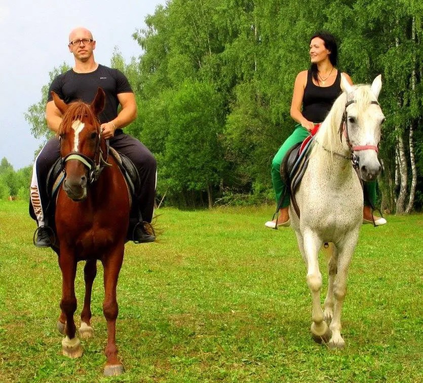 На пятнадцатилетие их свадьбы Ваня сделал Наденьке сюрприз: прогулку на лошадях