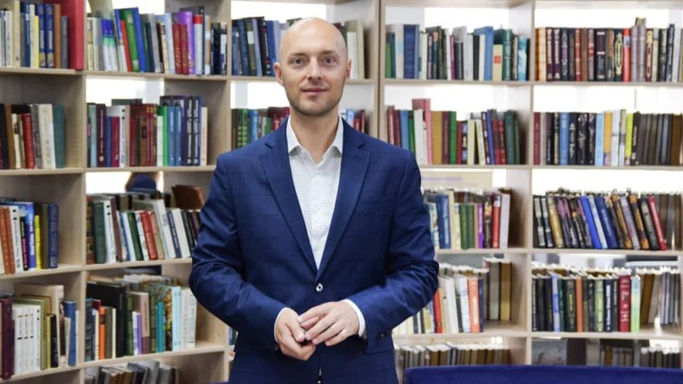 Владимир Косаревский: «Не возвращайте книги в библиотеки! Так вы можете их спасти»