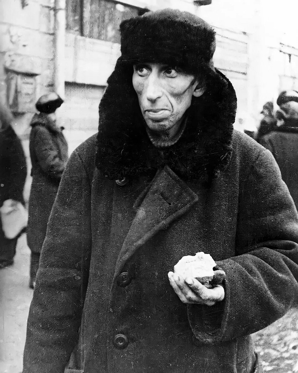 Блокадник. Апрель 1942 года. Фото из Государственного музея истории Санкт-Петербурга