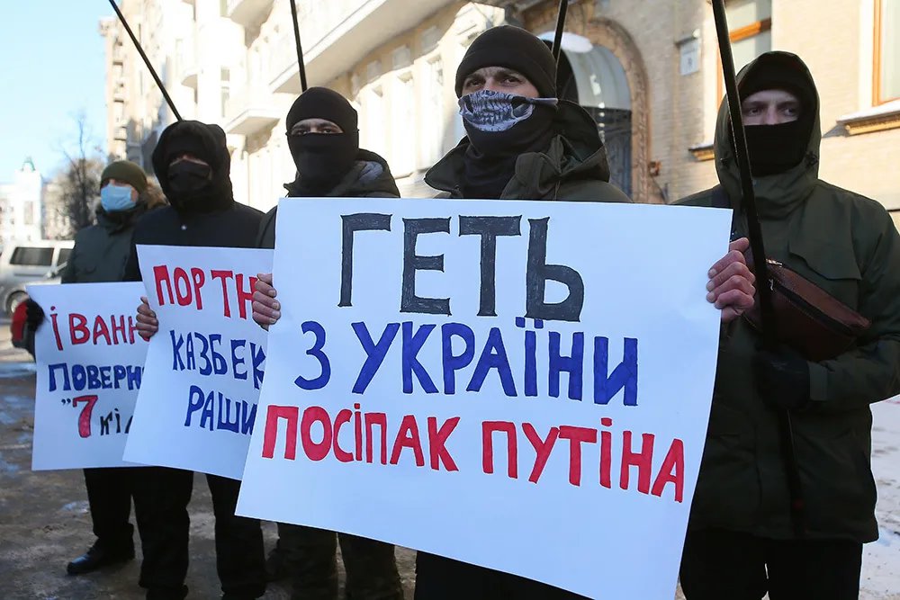 Участники акции в Киеве в поддержку закрытия трех оппозиционных телеканалов. Фото: РИА Новости