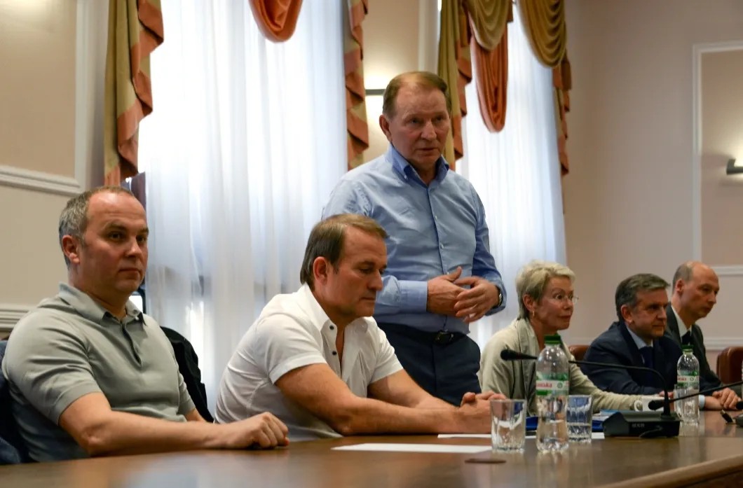 Виктор Медведчук (в центре) и экс-президент Украины Леонид Кучма (стоит) на переговорах с российской стороной по урегулированию ситуации в Донбассе. Фото: EPA
