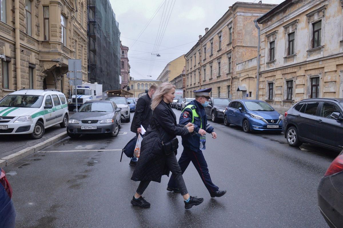 Апрель 2022 года. Санкт-Петербург. Мария Пономаренко около Октябрьского суда. Фото: Андрей Бок