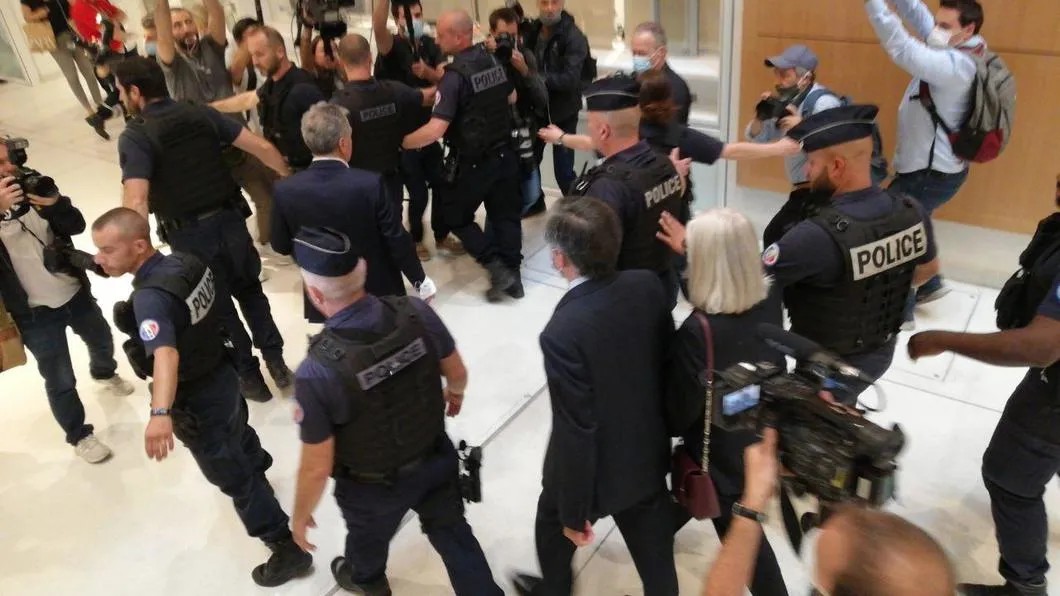 Фийоны в холле суда под охраной полиции. Фото: Юрий Сафронов / «Новая газета»