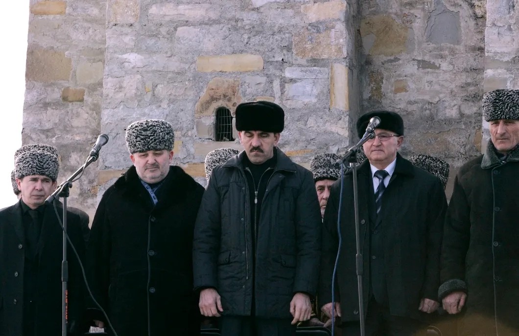 Иса Хамхоев (второй слева) и Юнус-Бек Евкуров (в центре). Фото: РИА Новости