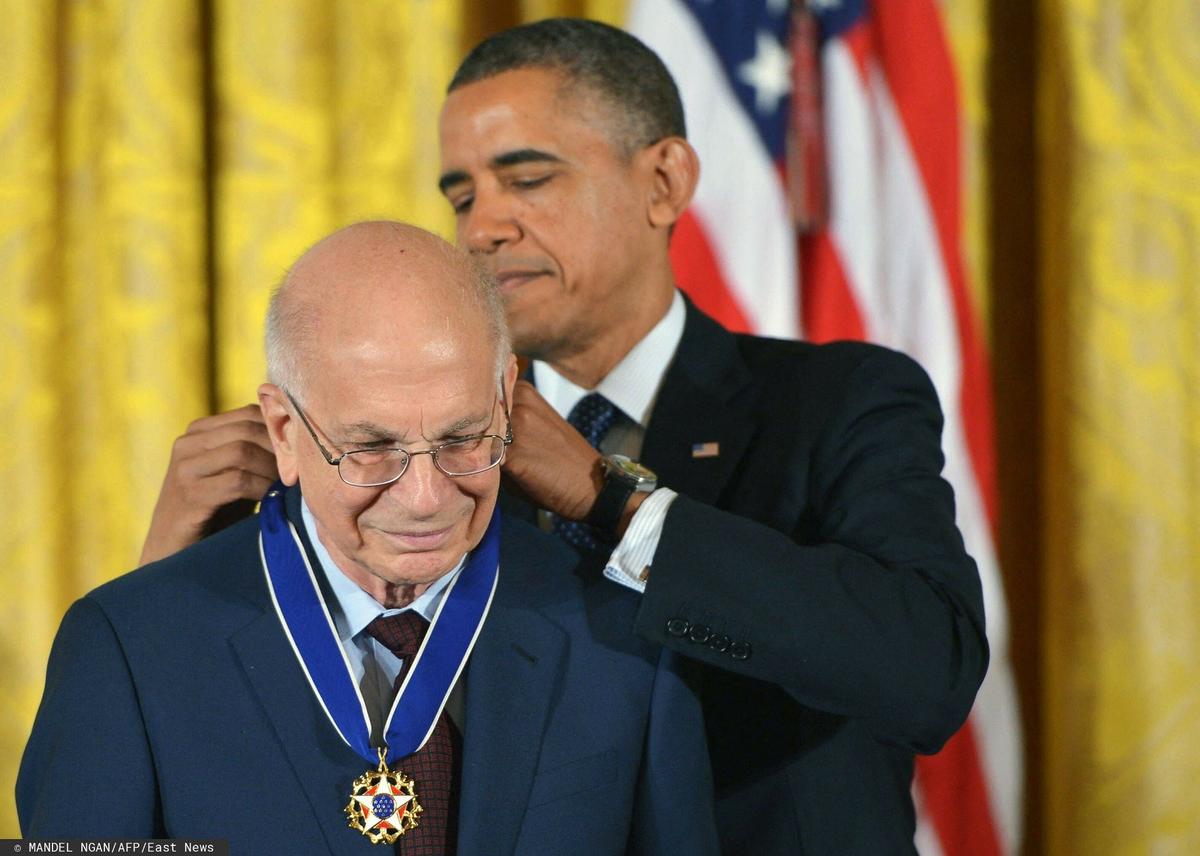 Президент США Барак Обама вручает Президентскую медаль свободы Дэниэлю Канеману. Фото: MANDEL NGAN /AFP / East News