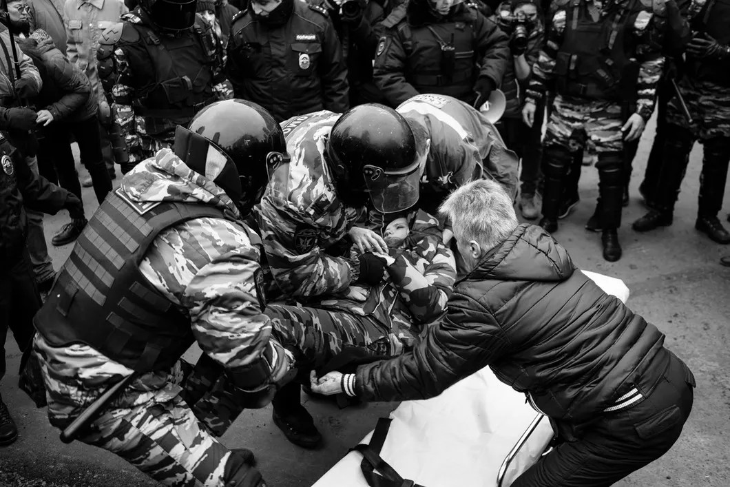 Полицейские и медики грузят пострадавшую в машину скорой помощи. Фото: Антон Карлинер, специально для «Новой газеты»